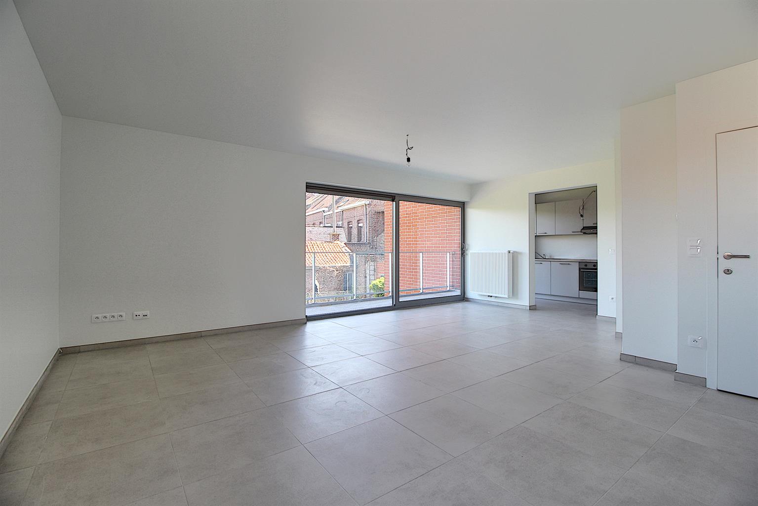 Spacieux appartement avec 3 chambres , terrasse, parking et cave. Libre le 1er décembre 2025.