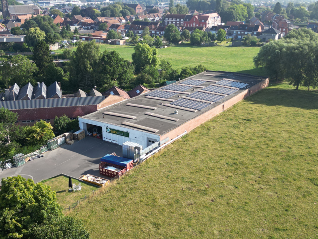 Entrepôt de 2000m2 avec parkings et bureaux à Herseaux !
