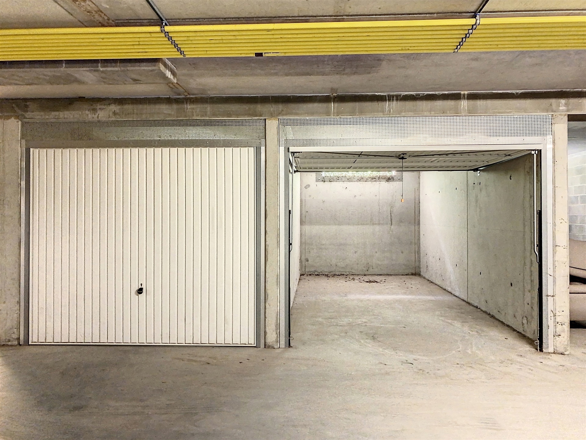 Garage fermé pour une voiture dans une résidence sécurisée. Libre de suite.