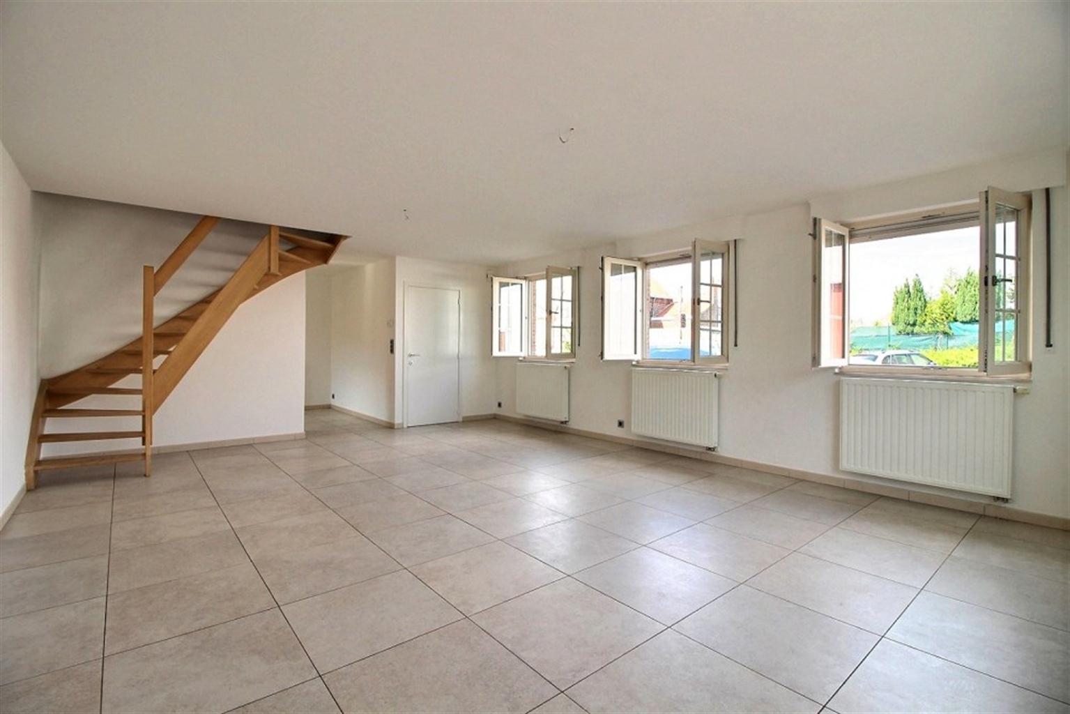 Maison avec 3 chambres, 2 sdb, emplacement de parking et garage. Libre le 1er décembre 2025.