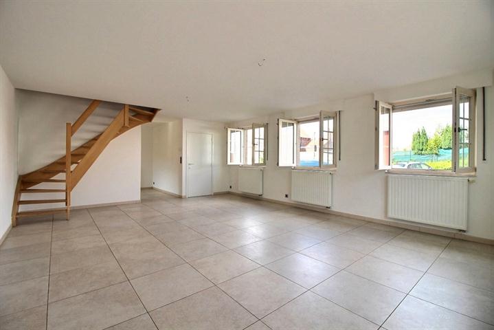 Maison avec 3 chambres, 2 sdb, emplacement de parking et garage. Libre le 1er décembre 2025.