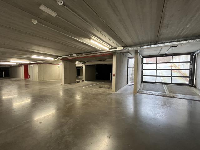 Emplacements de parking dans un sous-sol sécurisé du centre-ville. Libre le 1er décembre 2025.