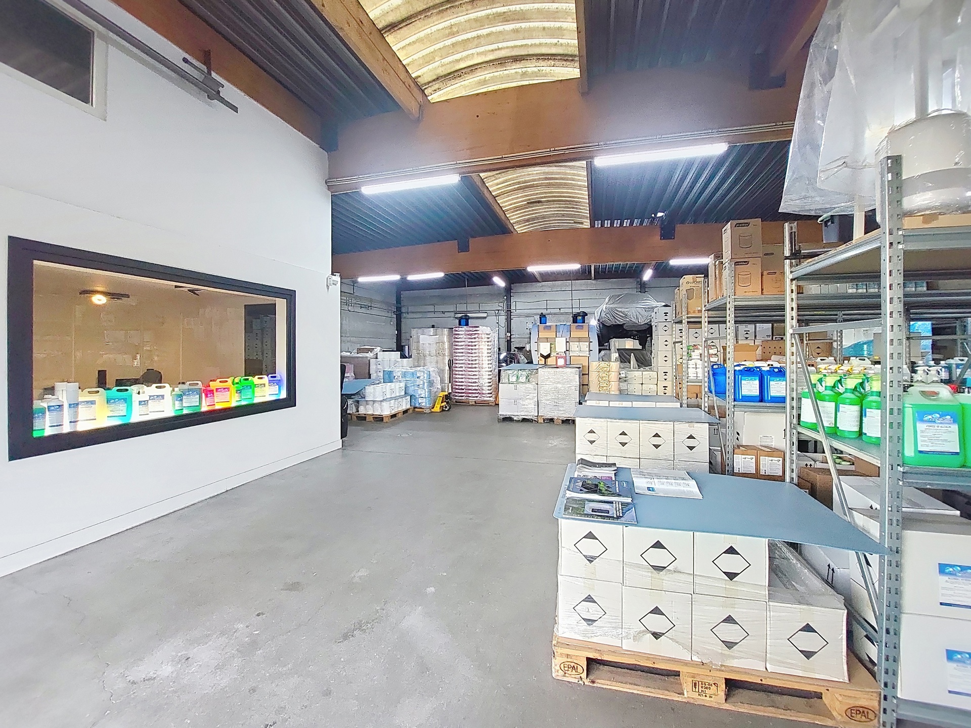 Entrepôt de 300m² avec emplacement de parking en excellent état dans un secteur prisé !