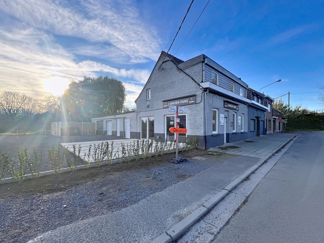 Belle surface commerciale idéale pour un café/bar avec partie habitation. Libre immédiatement.