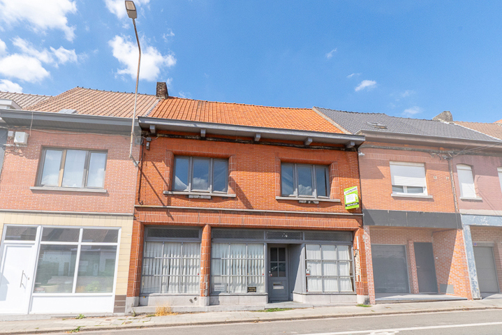 Immeuble mixte offrant un énorme potentiel ! BEAUX VOLUMES !