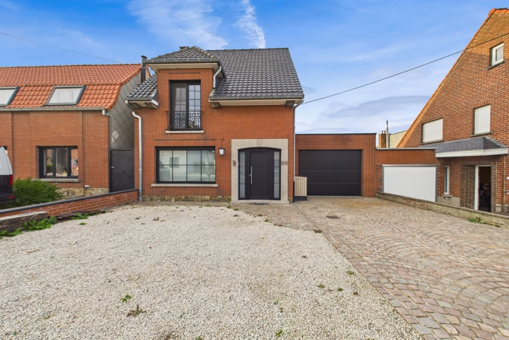 Charmante maison semi-ouverte avec 3 chambres, garage et jardin