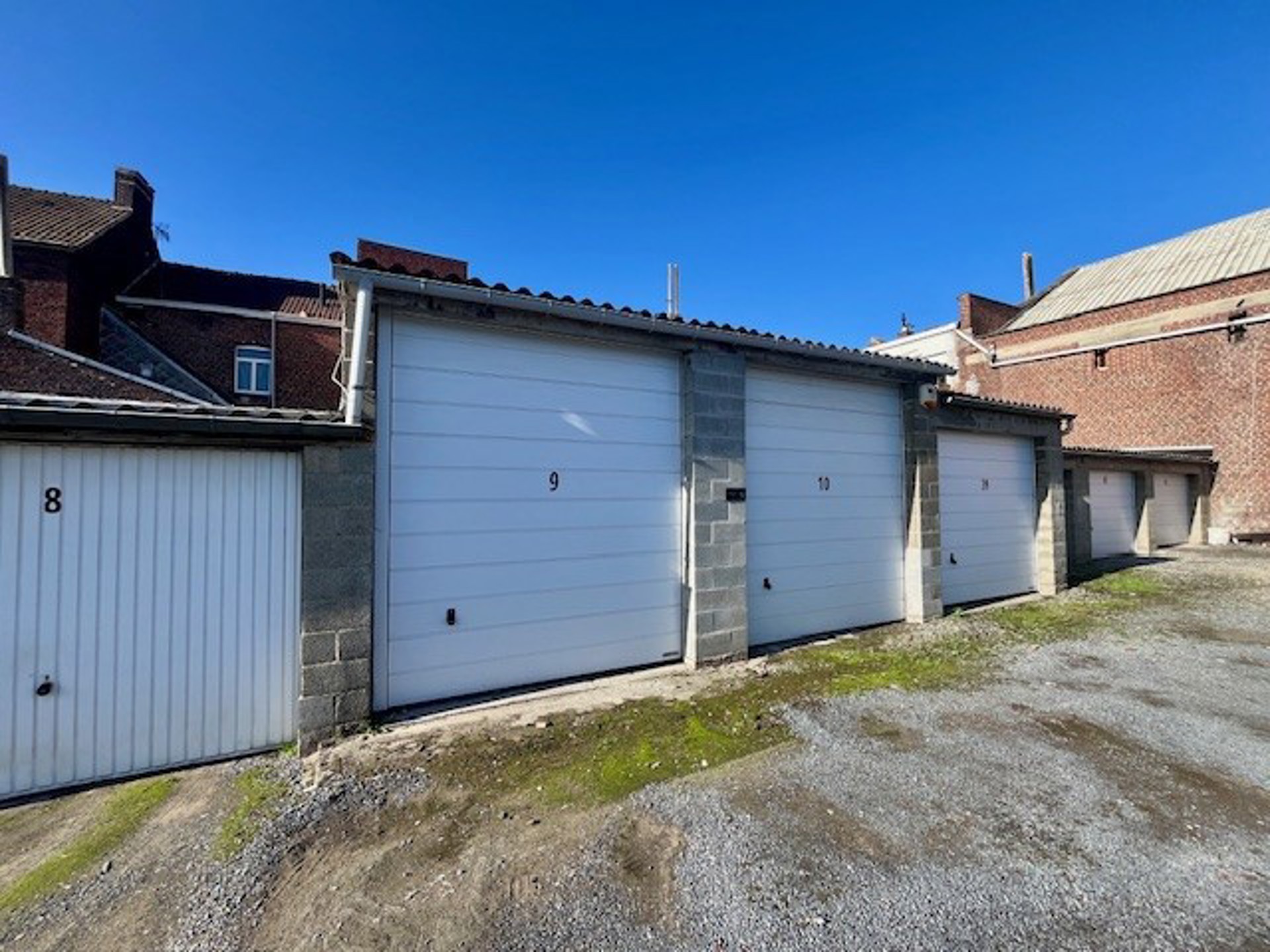 Garage fermé pour une voiture. Libre le 1er janvier 2026.