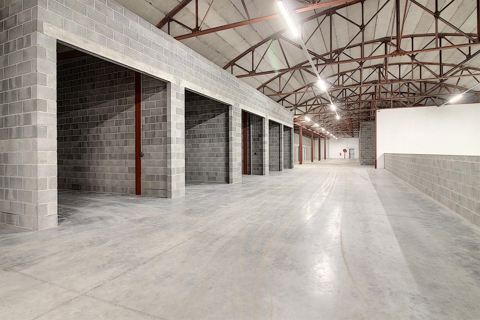 Vaste garage couvert pour camping-car avec vidéo surveillance. Libre le 1er janvier 2026.