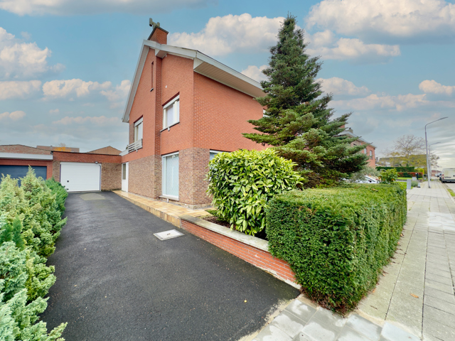 3 Façades avec 3 chambres, garage et jardin dans un secteur calme !
