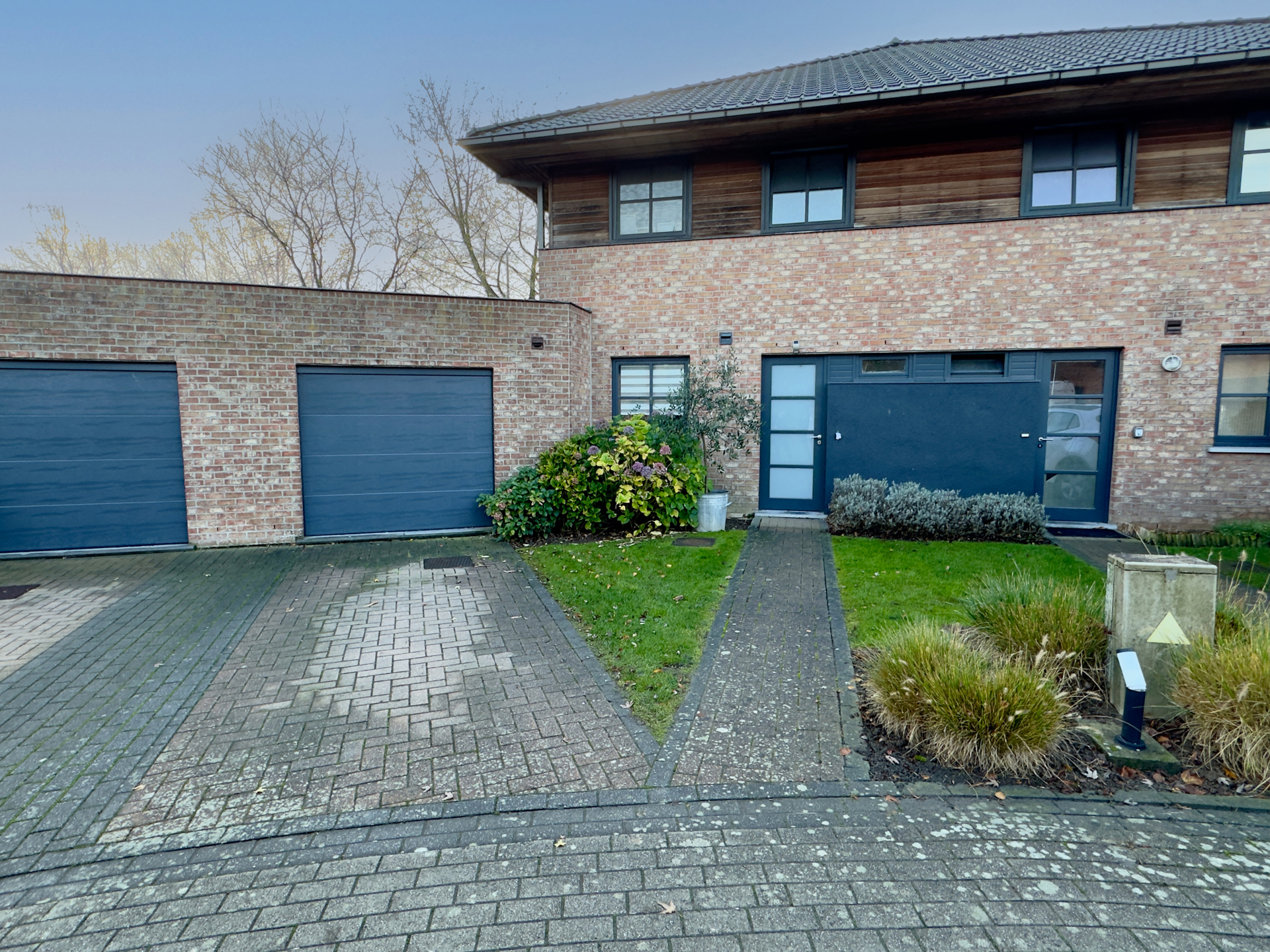 3 façades dans un clos résidentiel avec 4 chambres, garage et jardin