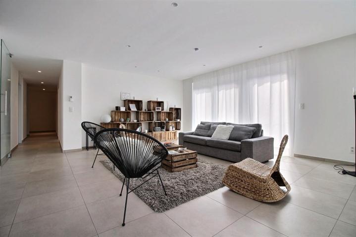 Appartement de haut standing de 154 m² avec 3 chambres, terrasse et garage. Libre le 1er mars 2026.