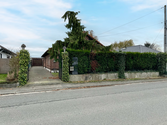 Plain-pied érigé sur 757m2 avec 3 chambres, double garage, vue sur les champs!