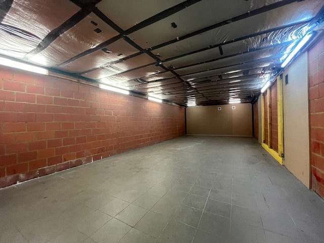 Entrepôt de 75m2 avec porte sectionnelle motorisée. Libre de suite.