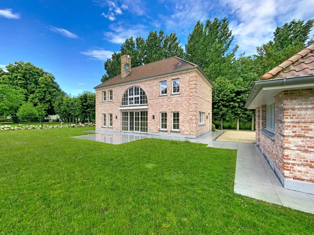 Superbe maison individuelle de 4 chambres avec jardin, terrasse et garages dans un cadre verdoyant ! Libre de suite ! 