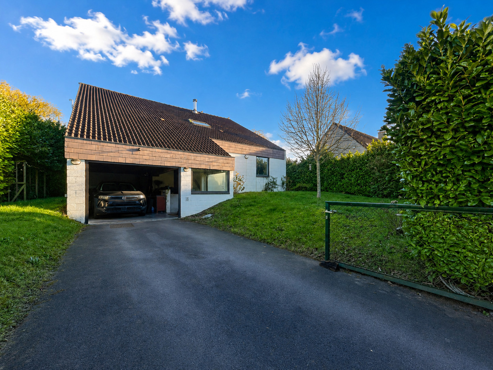 Villa 4 façades avec 5 chambres, grand jardin, garage et parking dans un clos prisé. Libre le 1er juillet 2026.