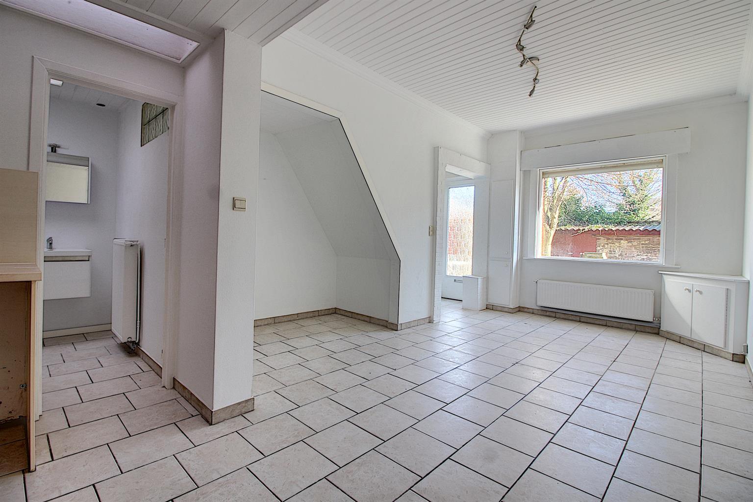Maison en plein centre ville avec 1 chambre et jardin devant. Libre de suite.