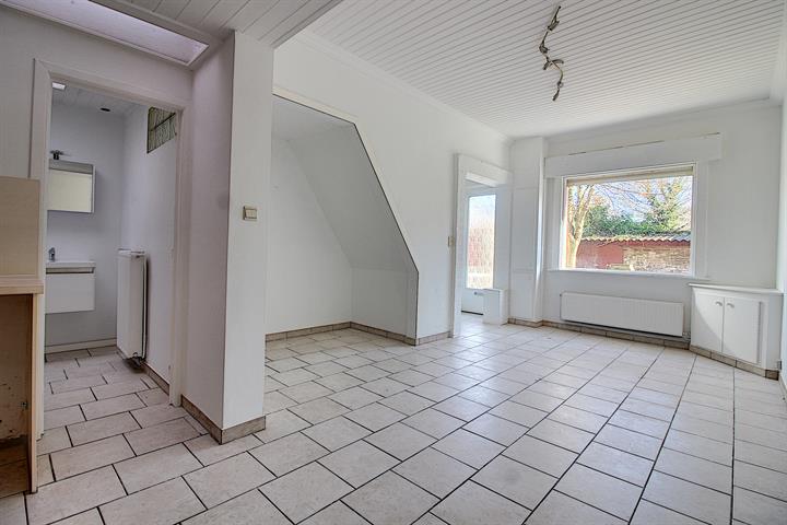 Maison en plein centre ville avec 1 chambre et jardin devant. Libre de suite.