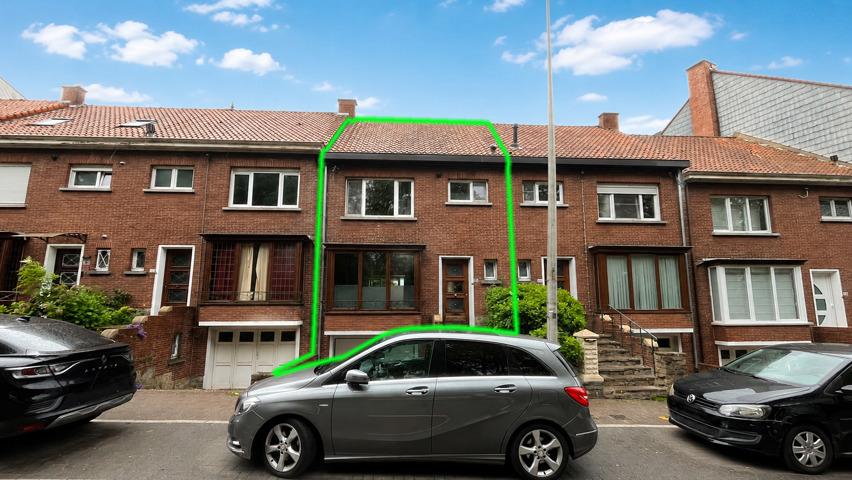 Maison entièrement rénovée avec 3 chambres, jardin et garage en face du Parc. Libre le 1er août 2026.