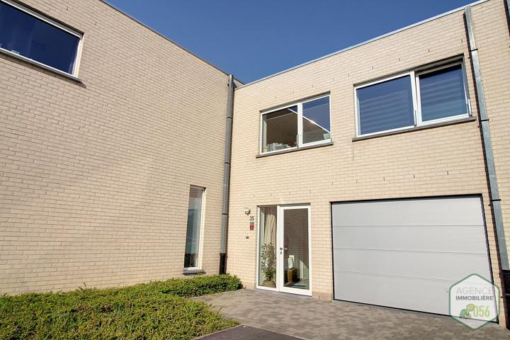 Belle maison avec 4 chambres et garage. Libre le 1er juillet 2026.