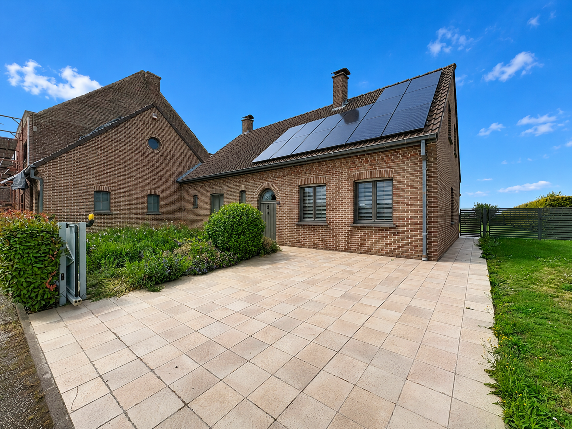 Belle maison 4 chambres avec terrasse, jardin et double garage ! Libre le 1er aout 2026.