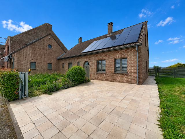 Belle maison 4 chambres avec terrasse, jardin et double garage ! Libre le 1er aout 2026.