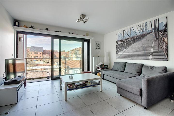 Magnifique appartement récent avec 2 chambres, terrasse et emplacement de parking. Libre le 1er septembre 2026.