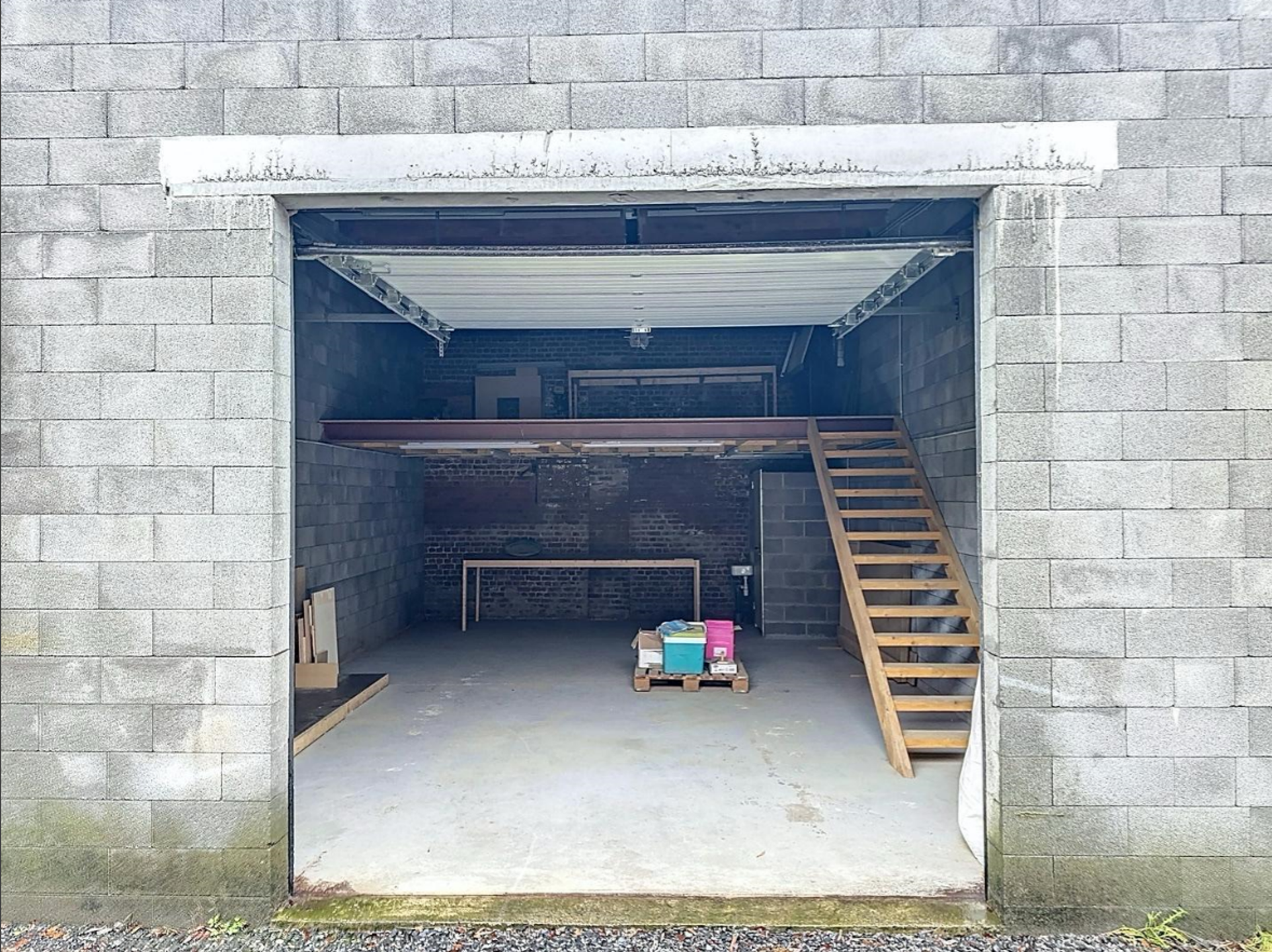 Box de 48m² avec mezzanine de 20m². Libre le 04 août 2026.