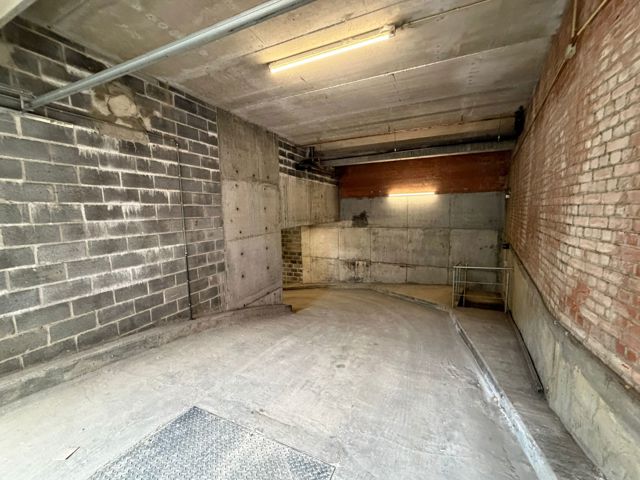 Emplacement de parking sécurisé en plein centre de Mouscron. Libre de suite.