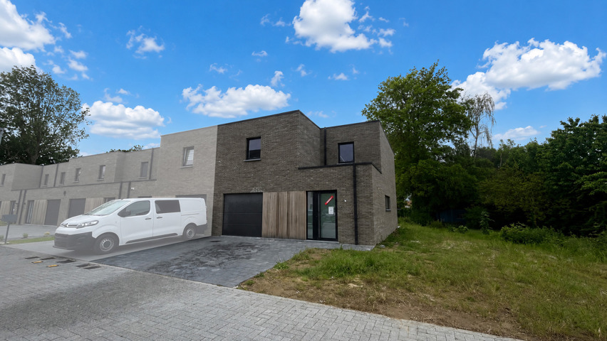 Nouvelle construction 3 façades avec 3 chambres, terrasse, jardin et garage. Libre le 1er juillet 2026.