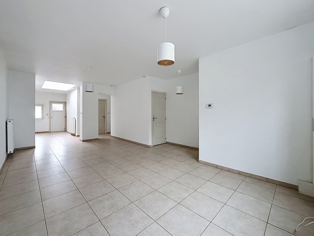 Maison avec 3 chambres et grande cour. Libre de suite.