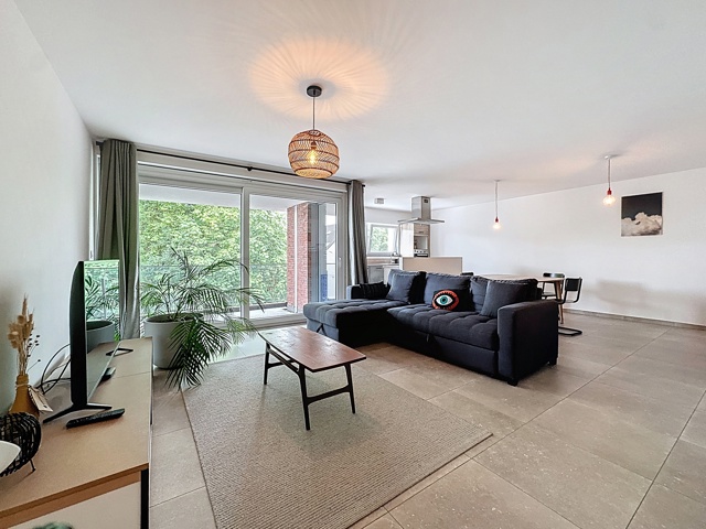 Bel appartement récent avec deux chambres, terrasse et parking. Libre le 1er septembre 2026.