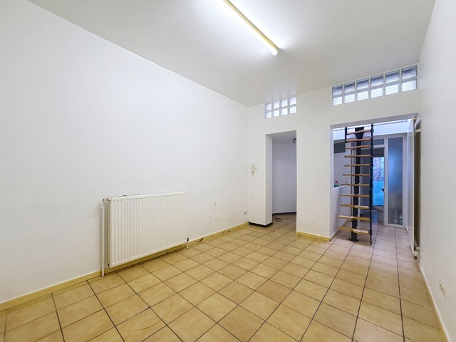 Appartement duplex avec séjour, cuisine, salle de bain avec douche et extérieur. Libre le 1er septembre 2026 (possibilité 15 juin 2026).