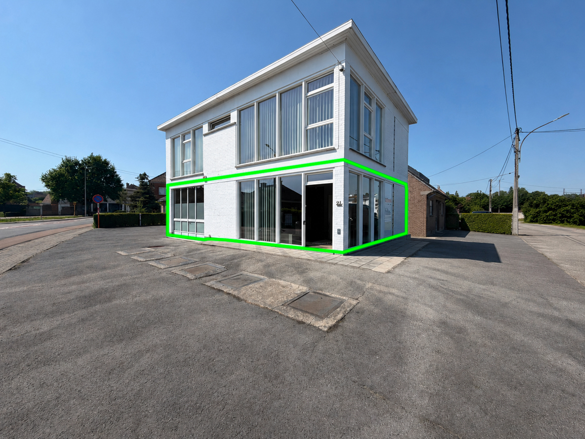 Rez-de-chaussée à usage professionnel, fonctionnel et polyvalent offrant de nombreuses opportunités pour développer votre activité dans un environnement pratique et accessible. Libre le 1er août 2026.