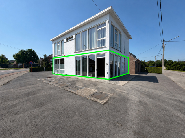 Rez-de-chaussée à usage professionnel, fonctionnel et polyvalent offrant de nombreuses opportunités pour développer votre activité dans un environnement pratique et accessible. Libre le 1er août 2026.