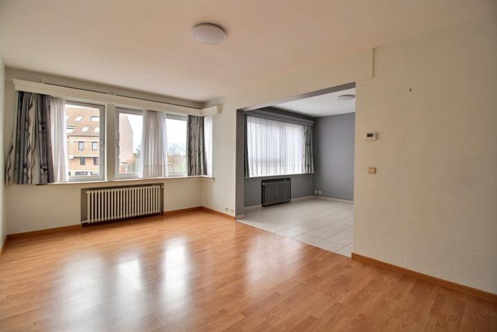 Appartement 2 chambres avec terrasse et cave au centre-ville. Libre le 1er septembre 2026.