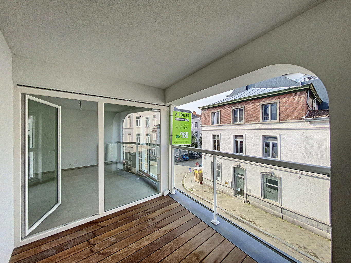 Superbe appartement deux chambres avec terrasse et emplacement de parking ! Libre le 1er septembre 2026.