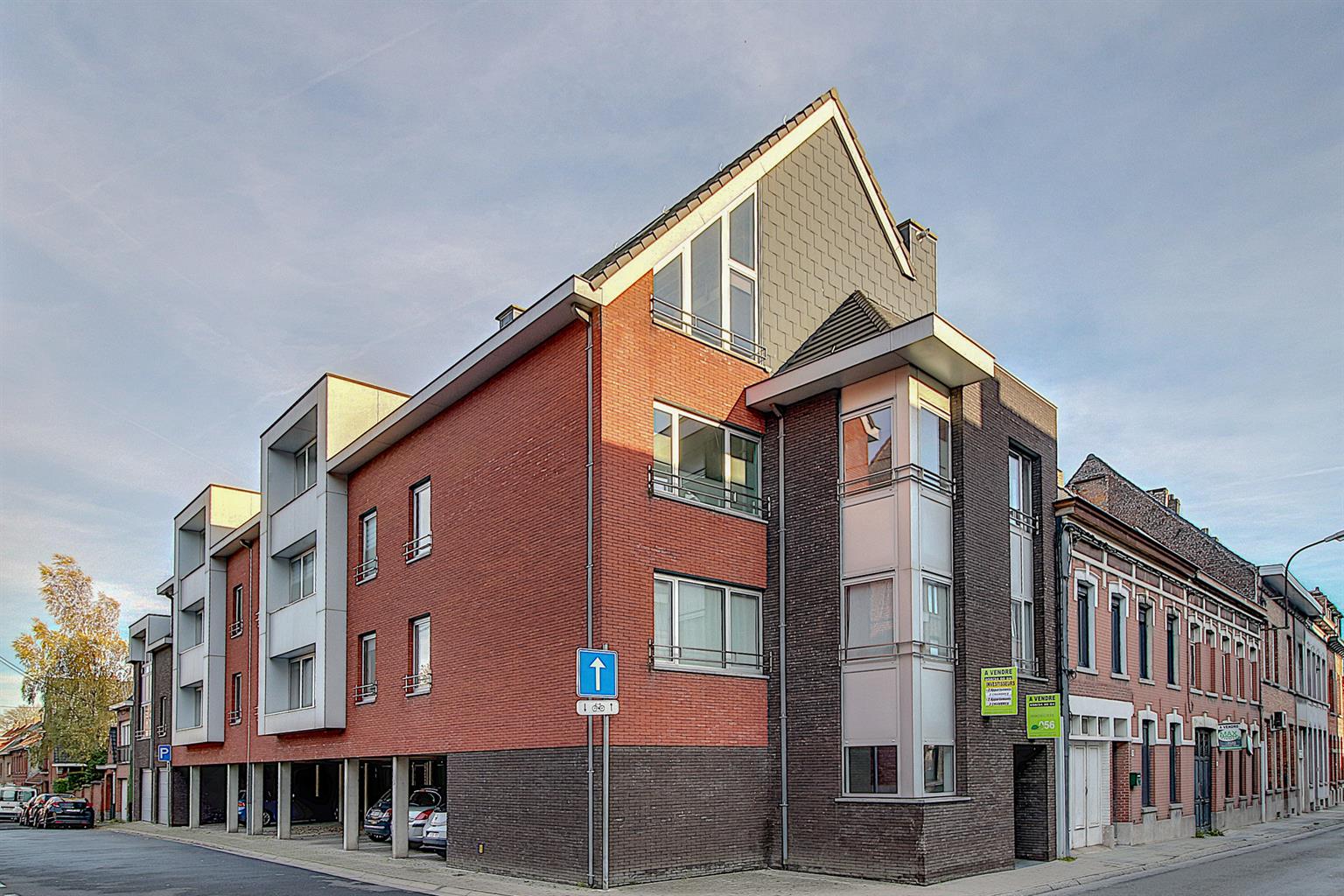 Appartement en duplex de 100 m² avec 3 chambres et garage.