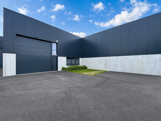 Cellule PME de 147 m² avec 2 places de parking. Libre immédiatement.