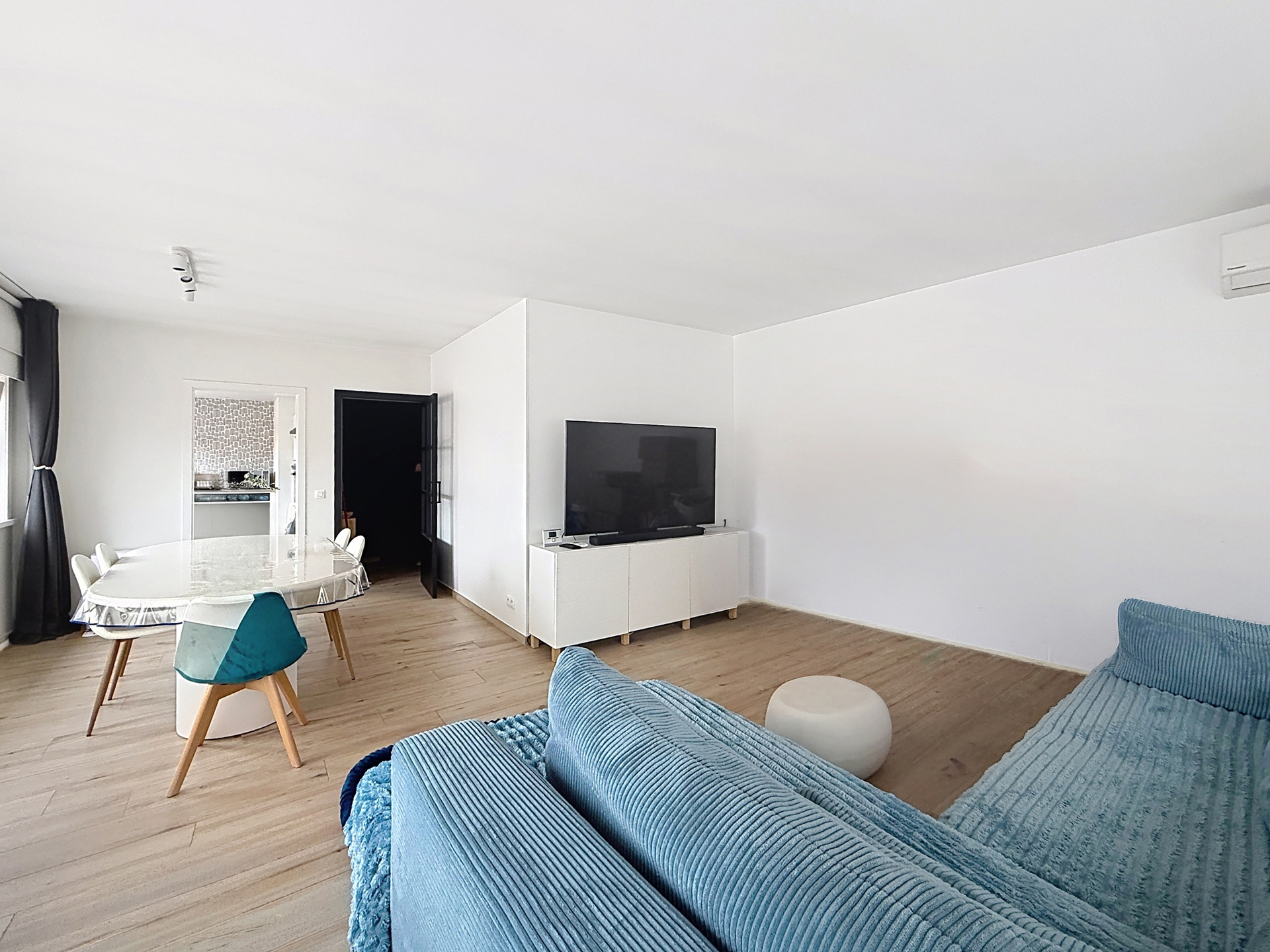 Bel appartement avec 2 chambres, belle terrasse garage et cave. Libre le 1er octobre 2026.