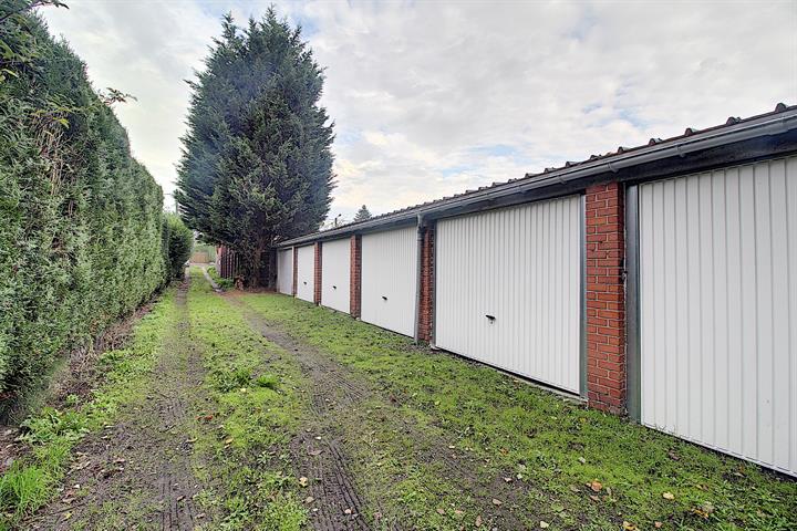 Garage pour 1 voiture situé dans une rue calme. Libre le 1er juillet 2026.
