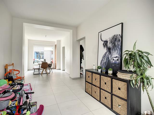 Magnifique maison entièrement rénovée avec 3 chambres et jardin. Libre le 1er octobre 2026.