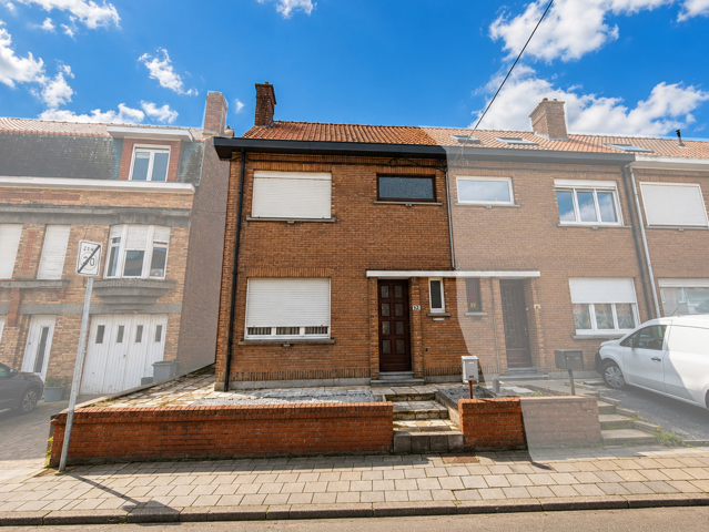 Maison 3 façades avec 3 chambres et jardin dans un secteur apprécié.