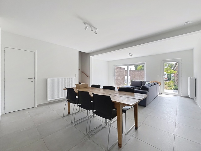 Maison neuve avec 3 chambres et jardin dans un secteur calme proche de toutes commodités. Libre de suite.