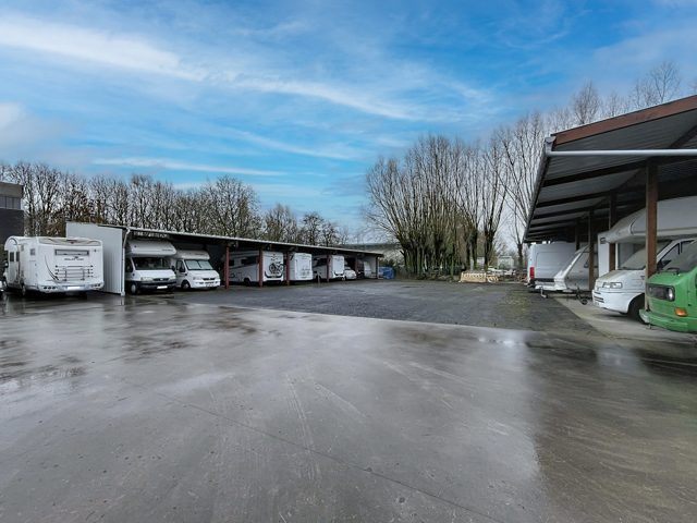 Emplacement pour caravane ou mobil home couvert. Libre immédiatement.