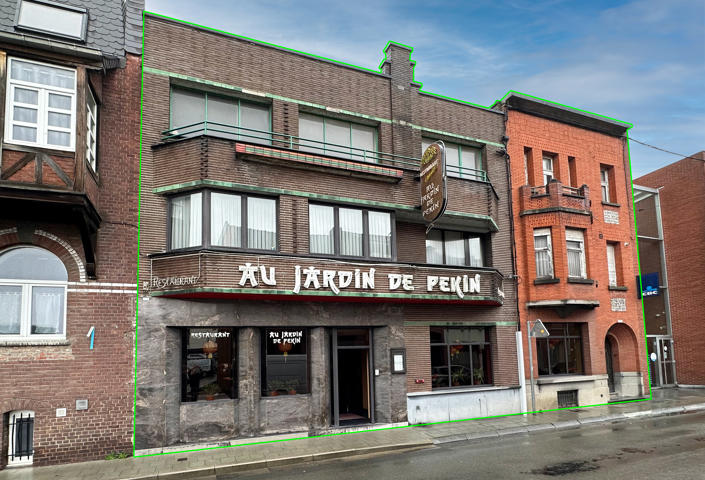 Commerce horeca avec 2 logements, jardin et 2 garages.