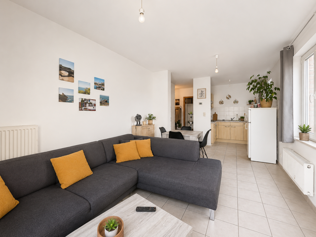 Bel appartement au rez-de-chaussée avec terrasse, jardin, parkings intérieur et extérieur. Libre le 10 août 2026.
