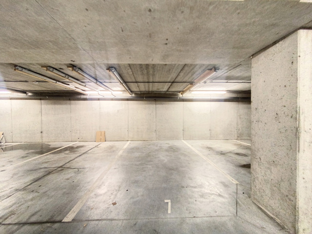 Emplacement de parking ouvert dans une résidence sécurisée. Libre le 1er juillet 2026.