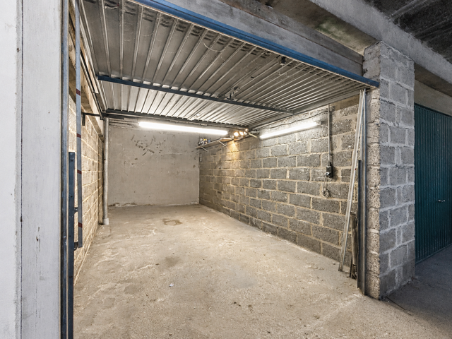Garage pour 1 voiture situé dans le centre. Libre immédiatement.
