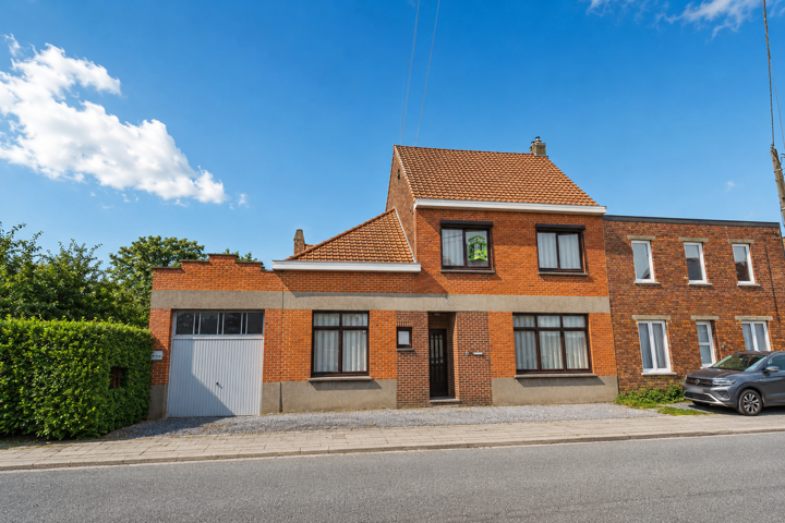 Jolie maison trois façades avec garage et jardin