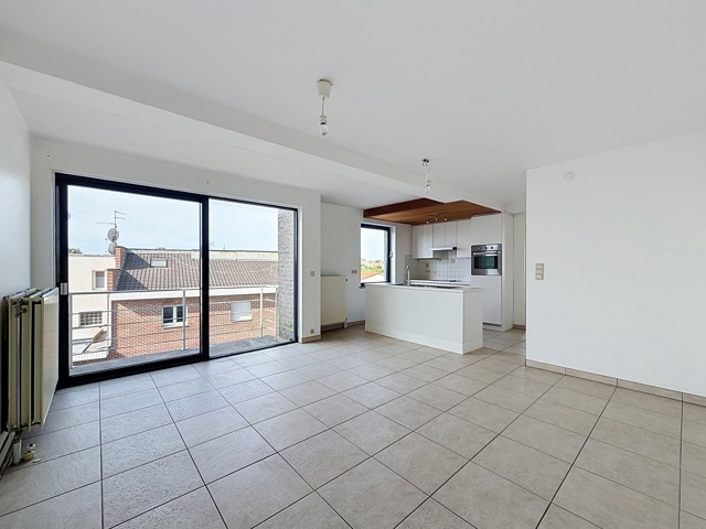 Magnifique appartement très lumineux avec deux chambres, balcon et parking intérieur. Libre de suite.